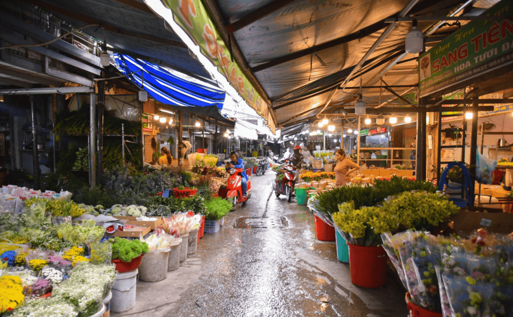 The largest wholesale flower market in Saigon, bursting with vibrant blooms from all over (Source: Jackfruit Adventure)